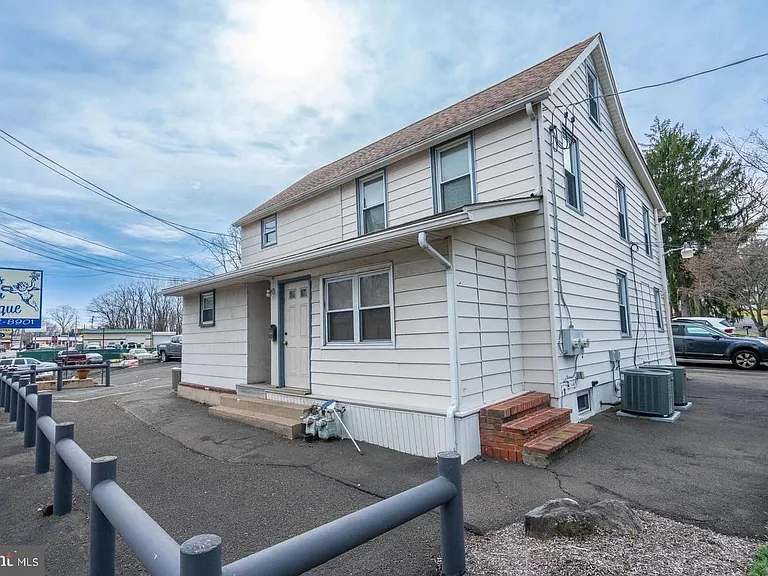 371 Easton Rd — Photo 1