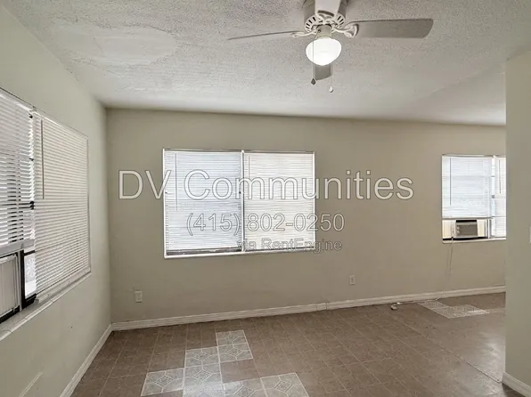 2404 10th St W #1, Bradenton, FL 34205