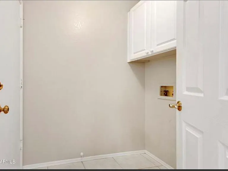 1075 N Saguaro St — Photo 20