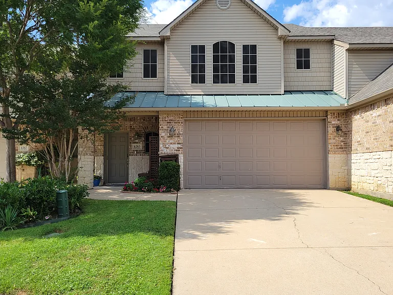 4263 Towne Lake Ct — Photo 2