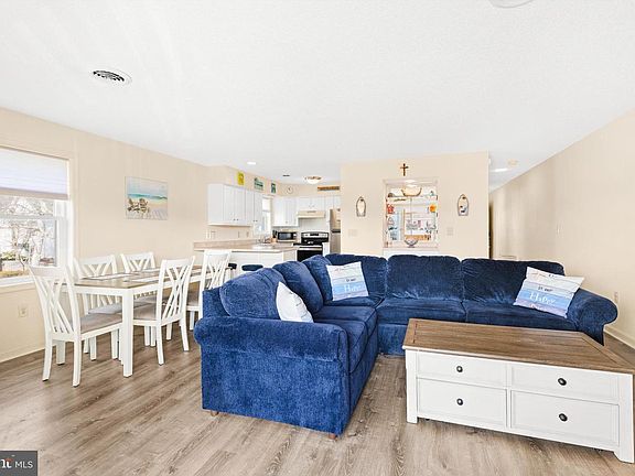 5th image of 132 Jamestown Rd #4