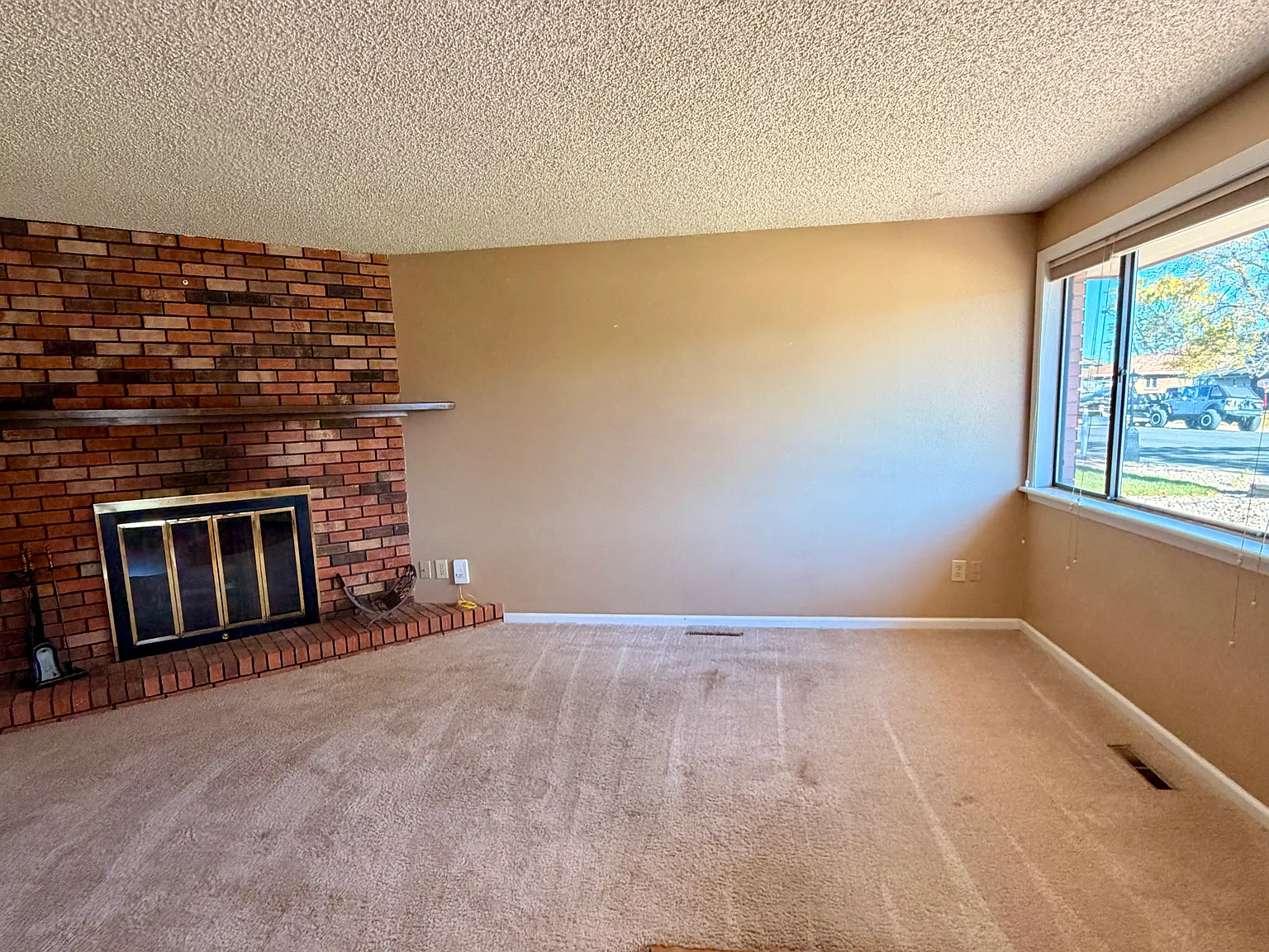 3 bed, 1915 sqft, $2,345 — Photo 3
