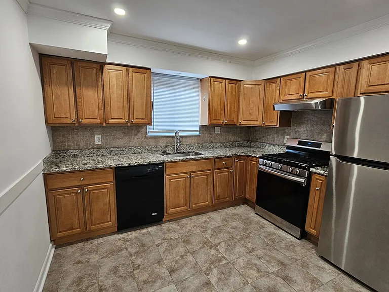 1612 Benson St #2 — Photo 13