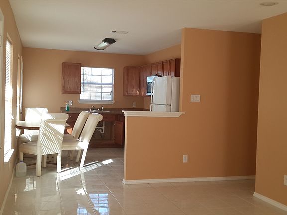 4th image of 821 E Vista Dr