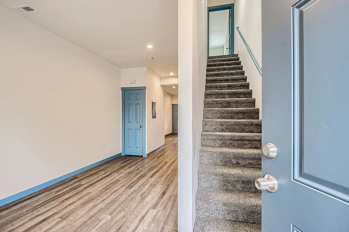 2 bed, 1.5 bath, 902 sqft, $1,700 — Photo 3