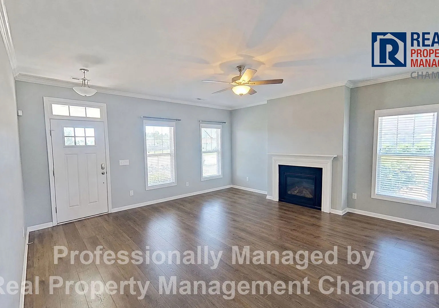 4 BD/3.5 BA plus Bonus Room with Open Floorplan and Fenced Back Yard — Photo 3