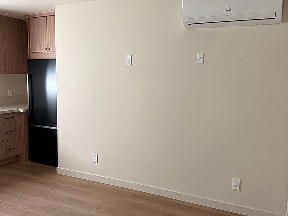 5th image of 6500 Hayvenhurst Ave #6502