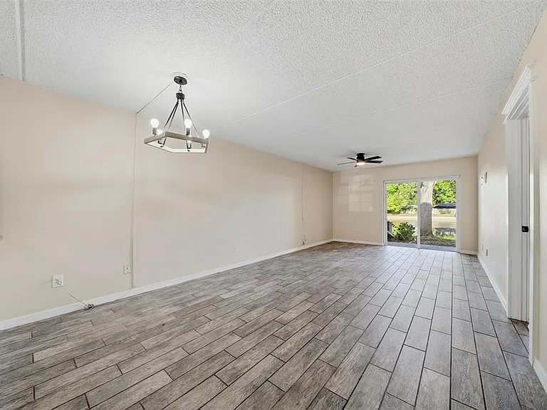 3821 N Oak Dr #J21 — Photo 4