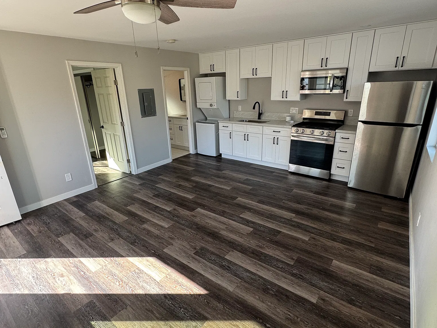 4727 Glen St — Photo 1