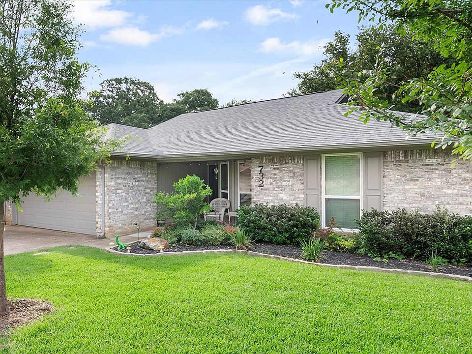 1st image of 732 Somerset Ct