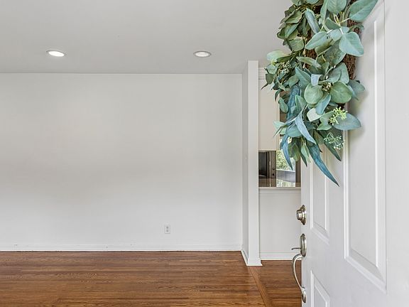 3rd image of 103 Oak Dr