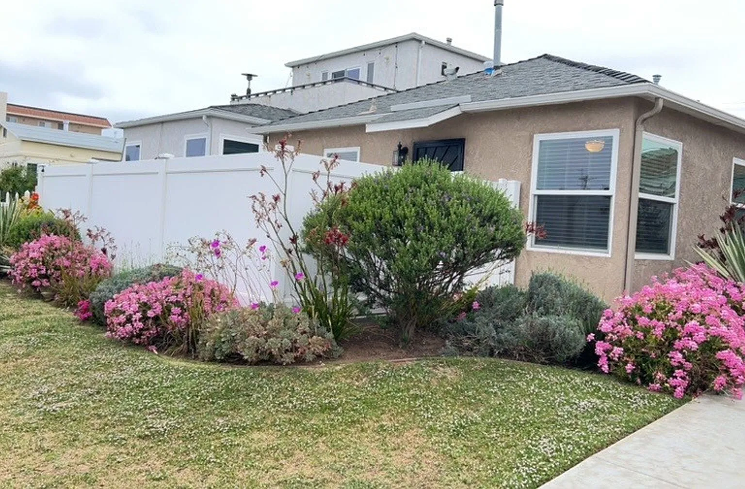 Remodeled One Bedroom Apartment Home! 1 Block from the Beach! Private Garage! — Photo 2