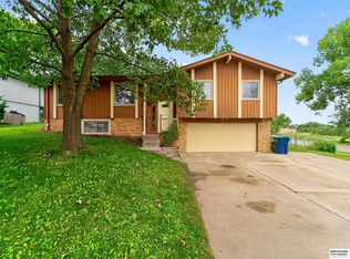 2106 Coventry Dr, Bellevue, NE 68123