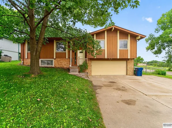 2106 Coventry Dr, Bellevue, NE 68123