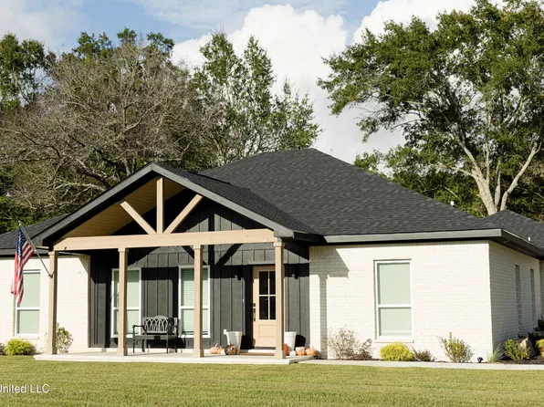 2000 Plover Ln, Gautier, MS 39553