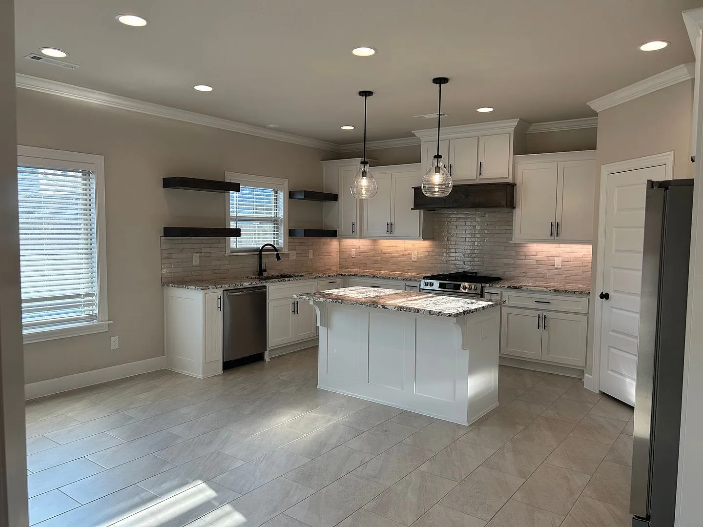 Modern New Build - Availalble Now — Photo 4