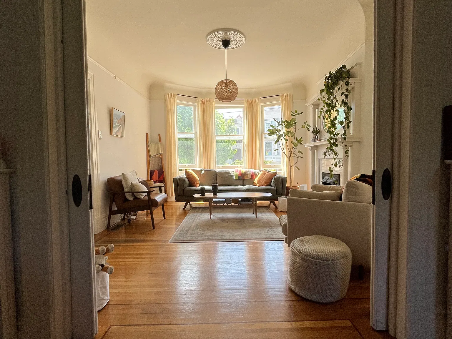 3 bed, 1.5 bath, 1350 sqft, $6,800 — Photo 2