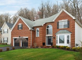 14 Red Bud Ln, Green Brook, NJ 08812