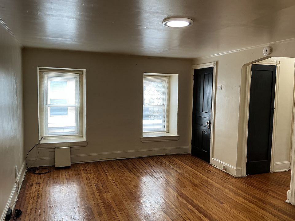 Living room 12' x 17'