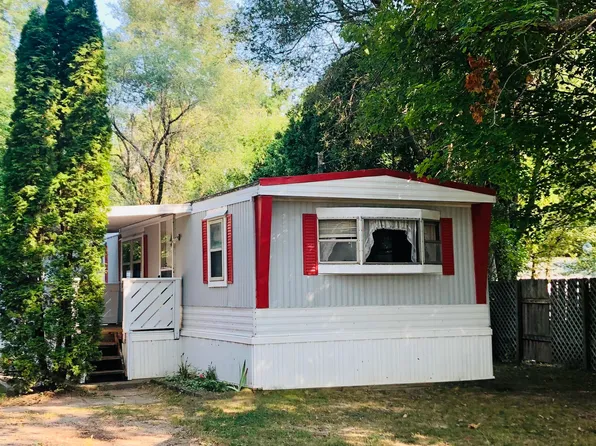 7905 Woodland Rd, Lake Odessa, MI 48849
