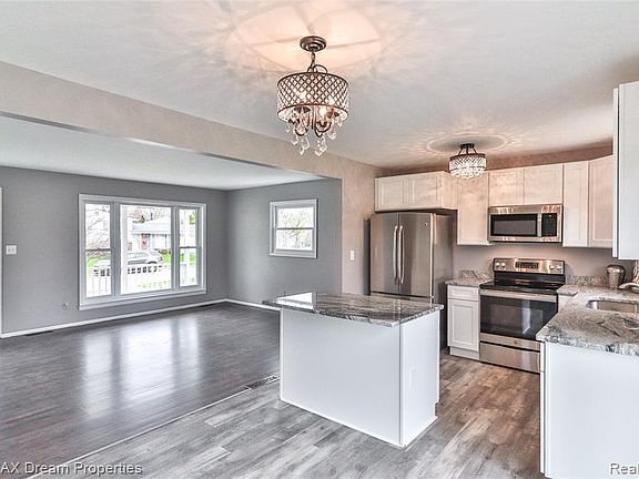 5th image of 8 Bristol Ct