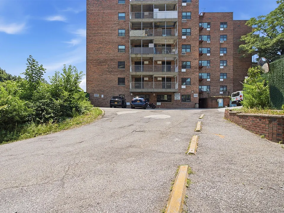671 Bronx River Rd #2N