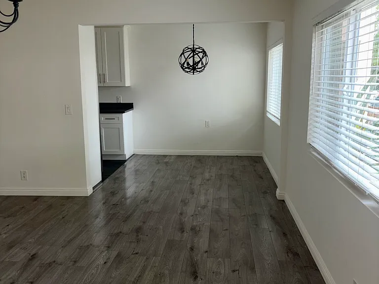 Living room/dining area