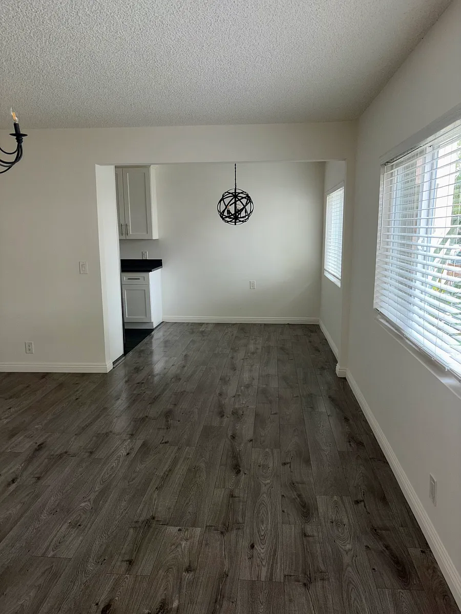 Living room/dining area - 334 Cameron Pl #1