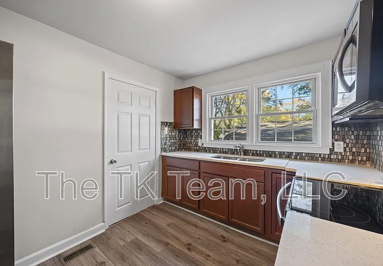 807 N Morris St — Photo 14