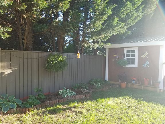Private backyard w/storage 