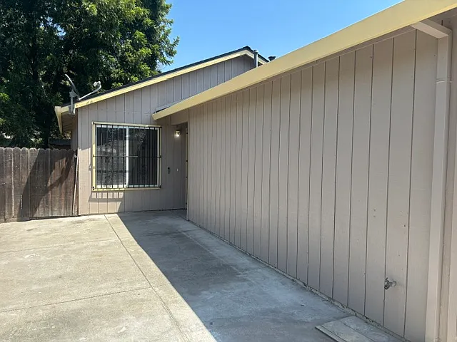 2 bed, $1,900 — Photo 2