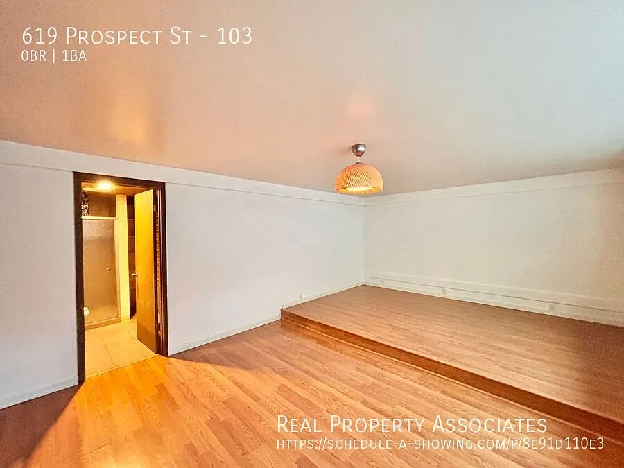 Spacious Queen Anne Studio Prime Location & Classic Charm — Photo 3