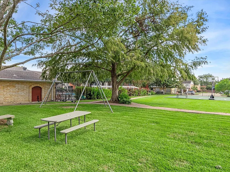 1617 W Sam Houston Pkwy S — Photo 21