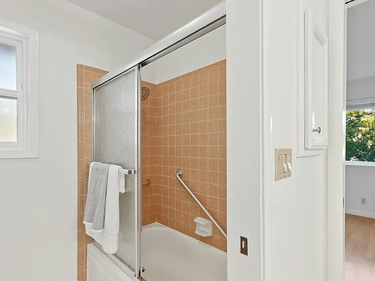325 E 8th St #2 — Photo 9