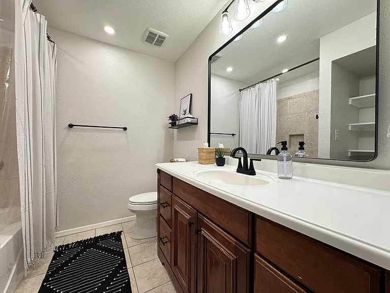 Hall Bathroom with Tub/Shower