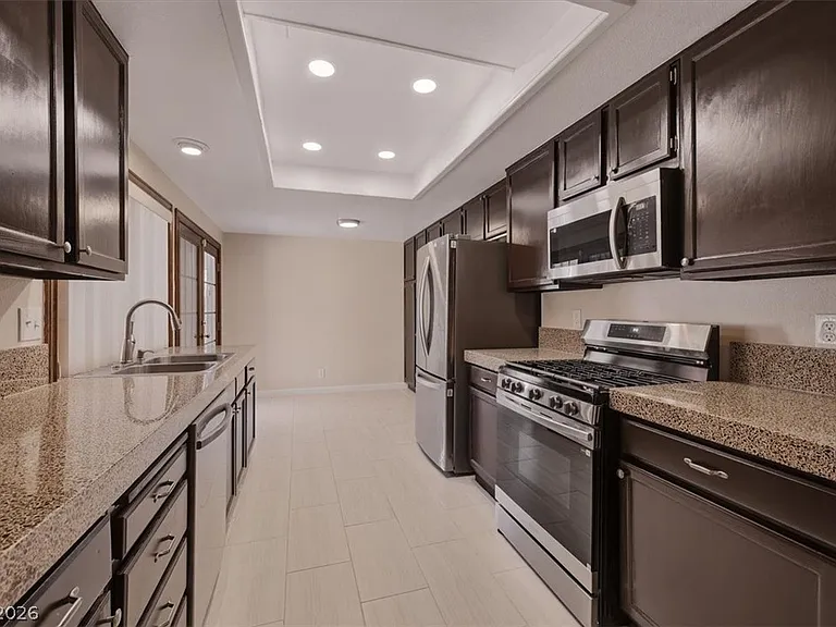 2410 Pickwick Dr — Photo 6
