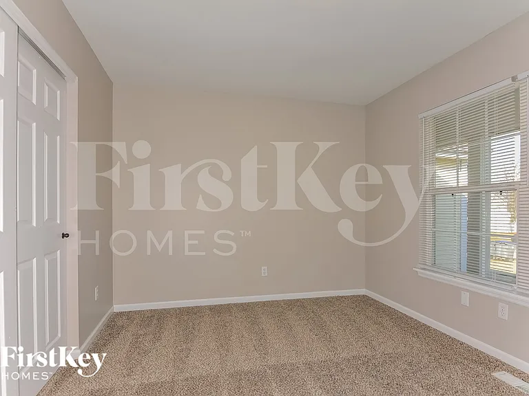 212 Royallmanor Ln — Photo 11