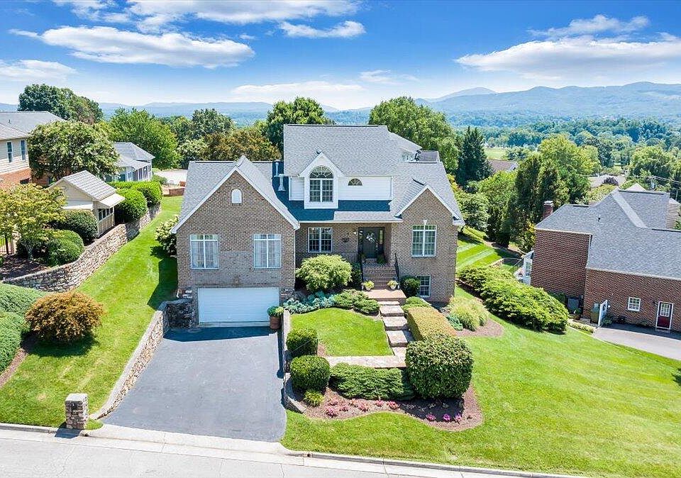 1st image of 916 Saddle Dr