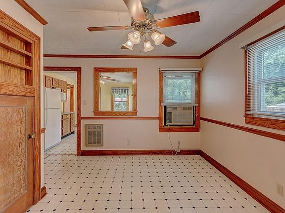 5th image of 127 Seward Ave