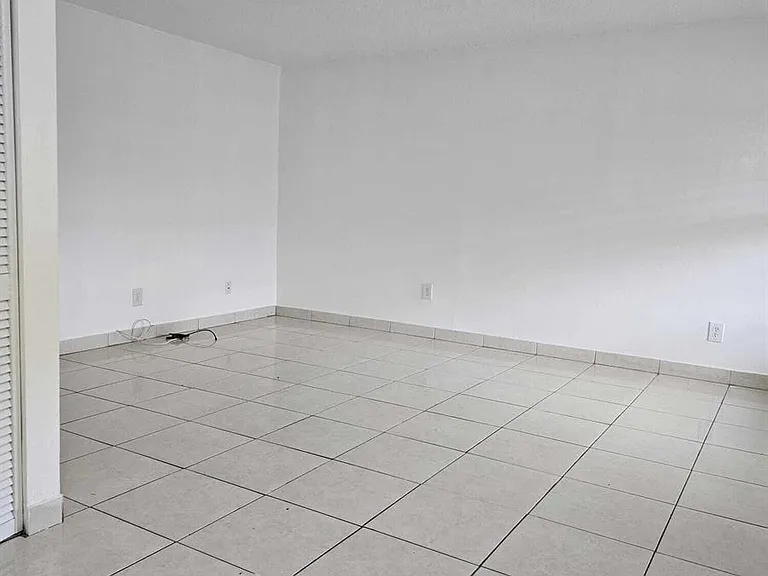 1201 SW 52nd Ave #202-2 — Photo 6
