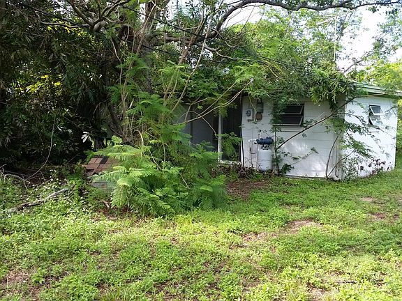 3rd image of 1875 N Old Dixie Hwy