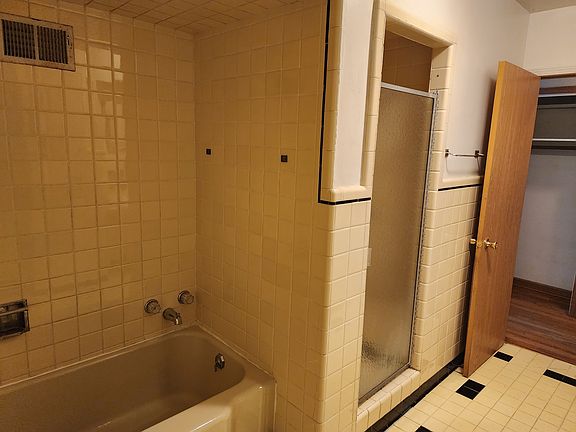 5th image of 1800 Douglas St #409