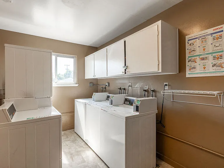 Golden Oaks Apartment — Photo 18