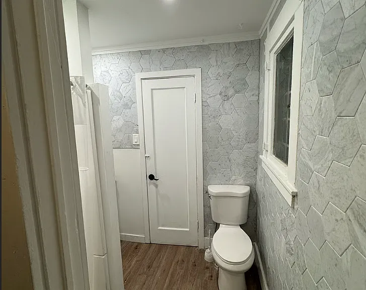 116 N Manhattan Pl — Photo 3
