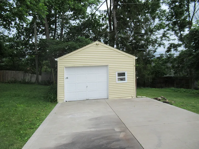 86 Cowles Ave — Photo 2