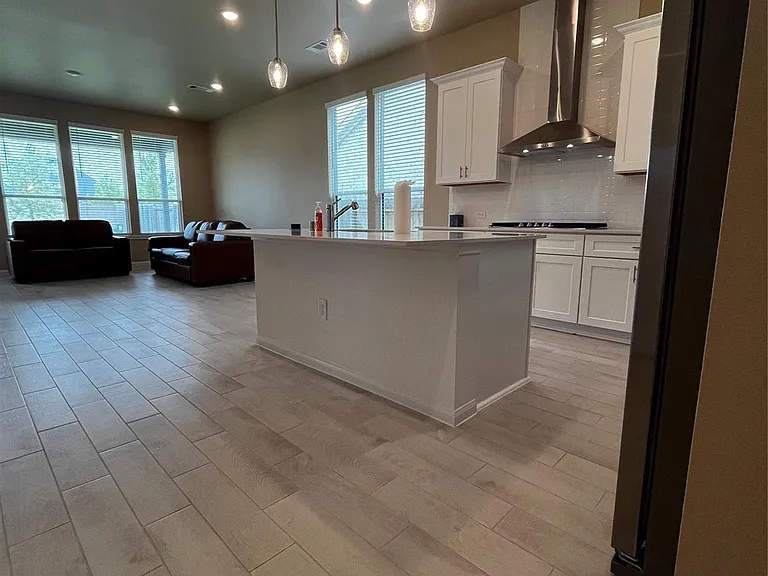 18206 Sonresa Way — Photo 4