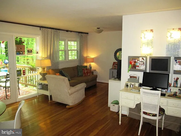 3913 Moss Dr — Photo 2