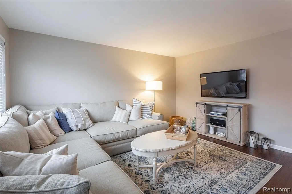 3 bed, 2.0 bath, 2082 sqft, $2,800 — Photo 4