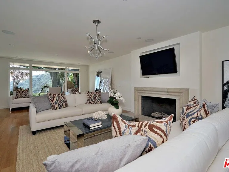 2439 Carman Crest Dr — Photo 11