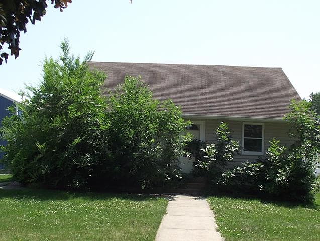 2nd image of 321 2nd St NE